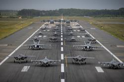 开云体育官网-周冠宇领军哈斯车队逆袭，力克索伯车队夺历史性胜利