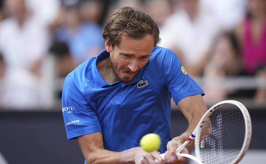 日本网球队翻盘意大利网球队，梅德韦杰夫送出助攻