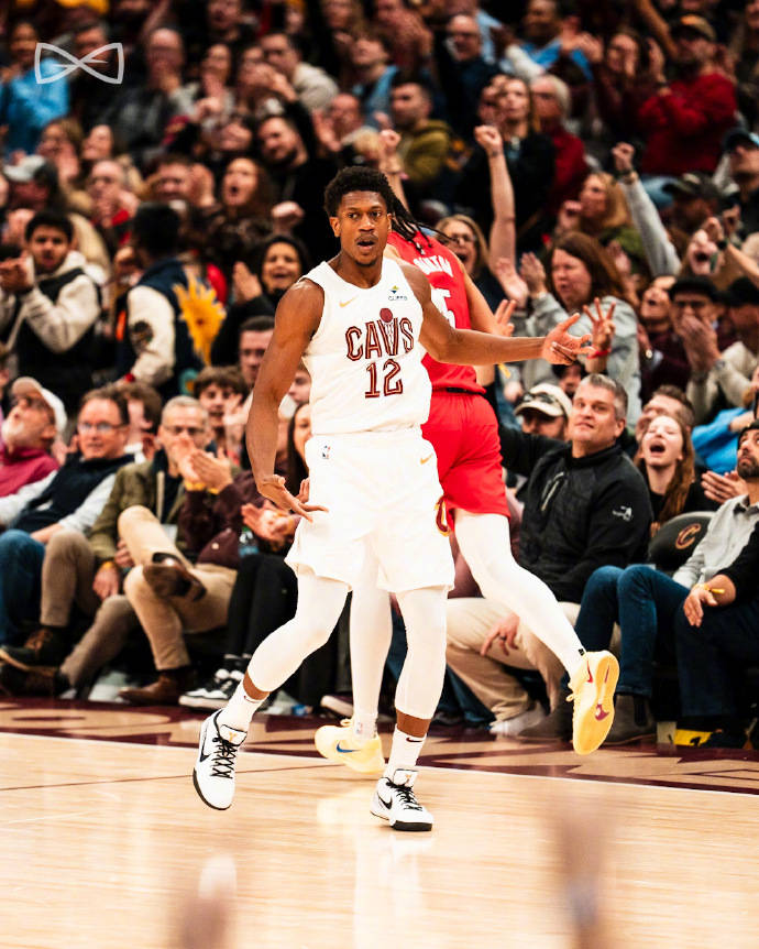 魔术完胜新疆队，米切尔点燃赛场