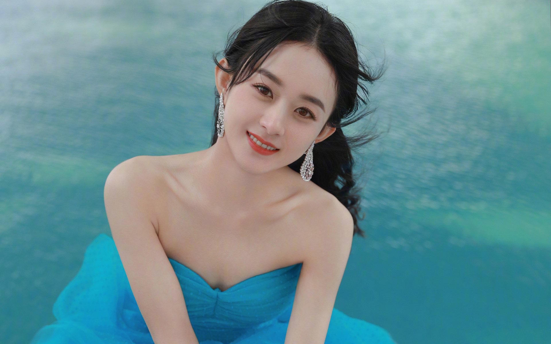 悬念之夜，塞恩斯退赛的火焰，如何烧出梅赛德斯唯一性的胜利？